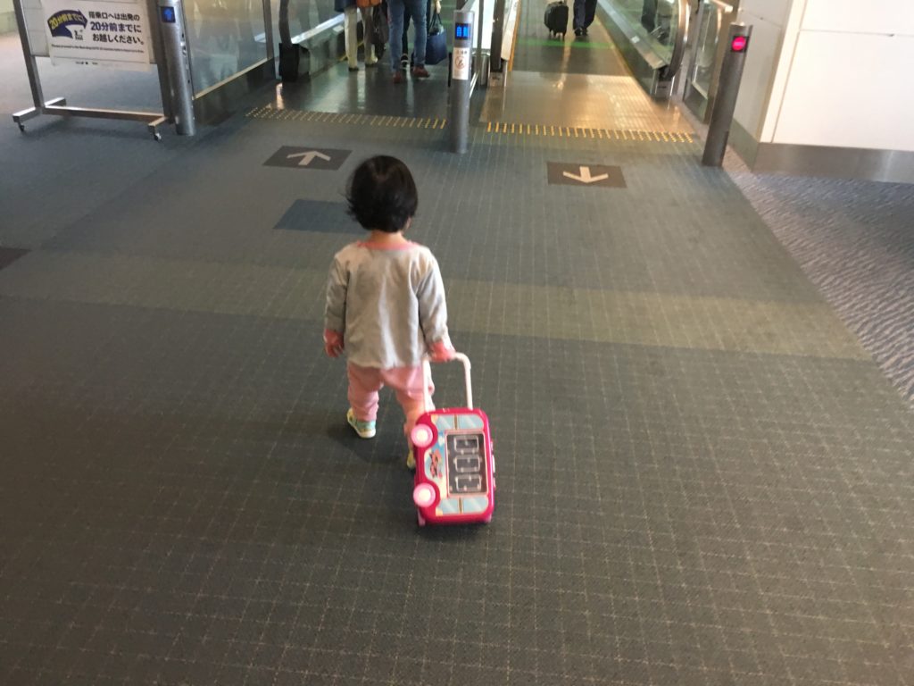 羽田空港をキャリーケース持って歩く２歳児