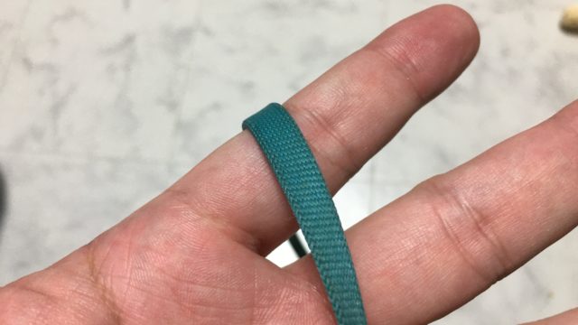青色のストラップが汚れた
