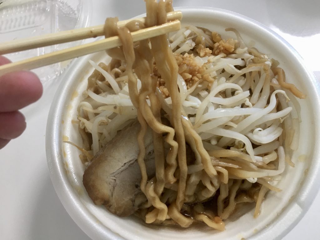 豚ラーメンワシワシ麺野菜マシ豚マシアブラニンニク玉マシの麺