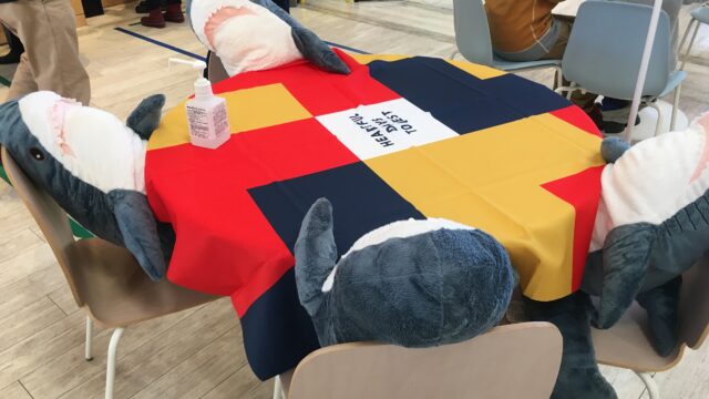 当別道の駅のソーシャルディスタンス対応のサメ