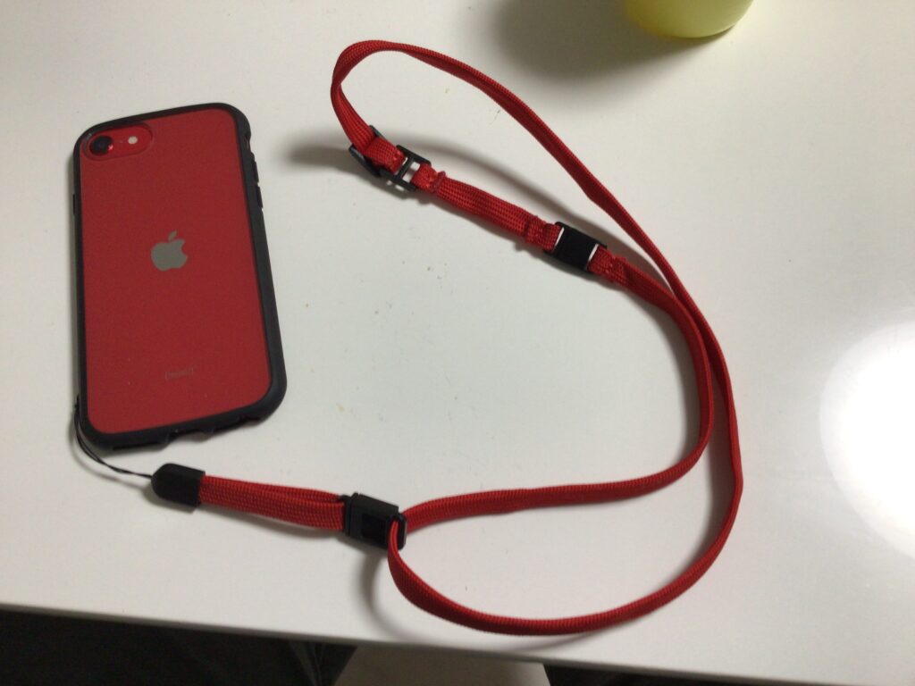 iPhoneSE2レッドとネックストラップ