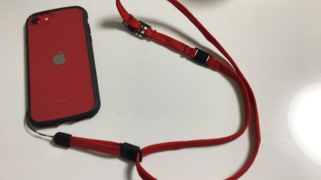 iPhoneSE2レッドとネックストラップ