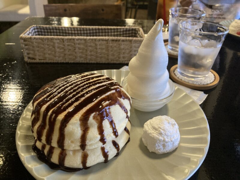 江別CAFE HACK BERRYのソフトクリームパンケーキ